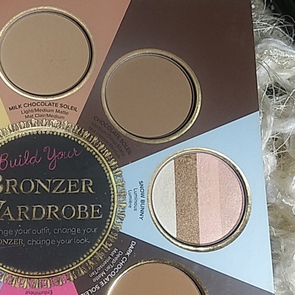 TOO FACED THE LITTLE BLACK BOOK OF BRONZERS - Picture 6 of 8